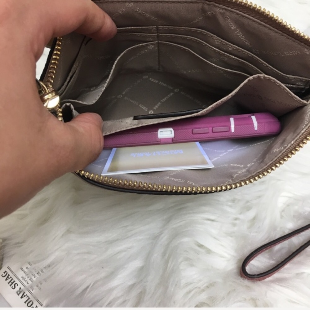 Last one ❗️Michael Kors clutch - Picture 4 of 8